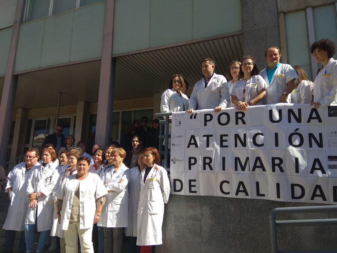 Concentración a las puertas del Centro de Salud de Jardinillos