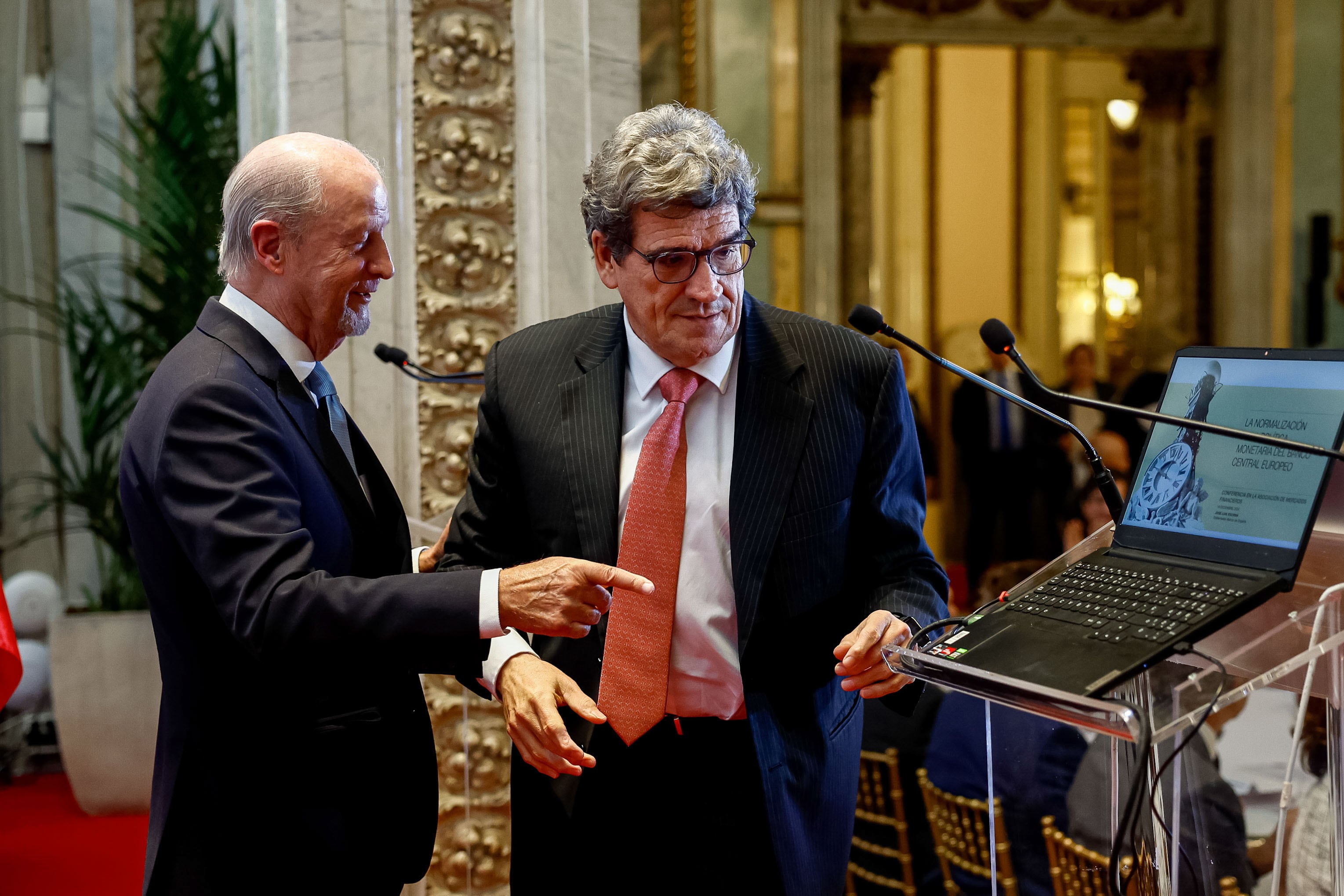 MADRID, 16/12/2024.- El gobernador del Banco de España, José Luis Escrivá antes de su intervención en la Conferencia de la Asociación Anual de Mercados Financieros (AMF) este lunes en Madrid, acompañado del presidente de AMF, Enrique Prados del Amo. EFE/ Daniel Gonzalez