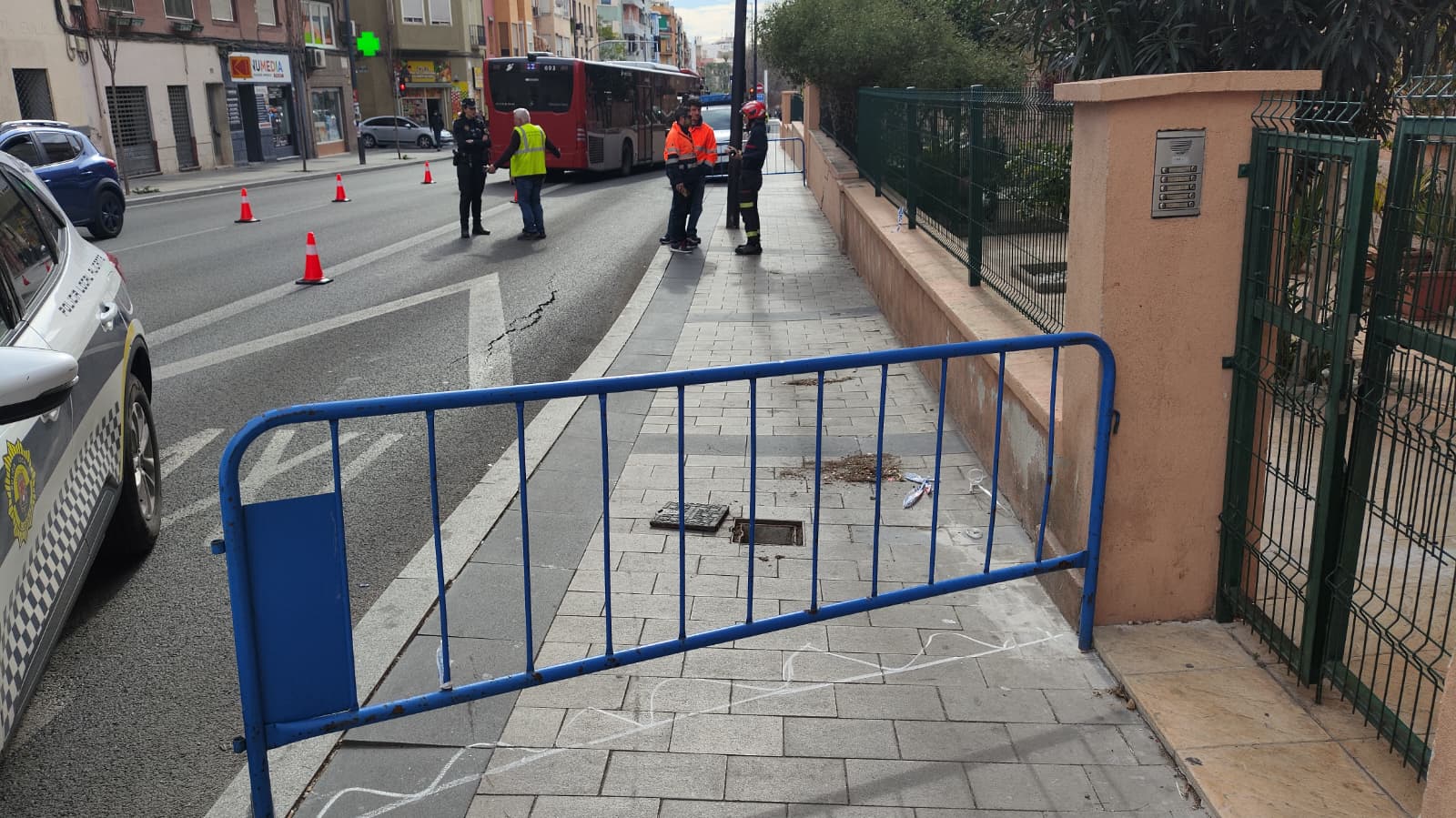 Detalle del tramo de acera y calzada que se ha tenido que acordonar debido al hundimiento