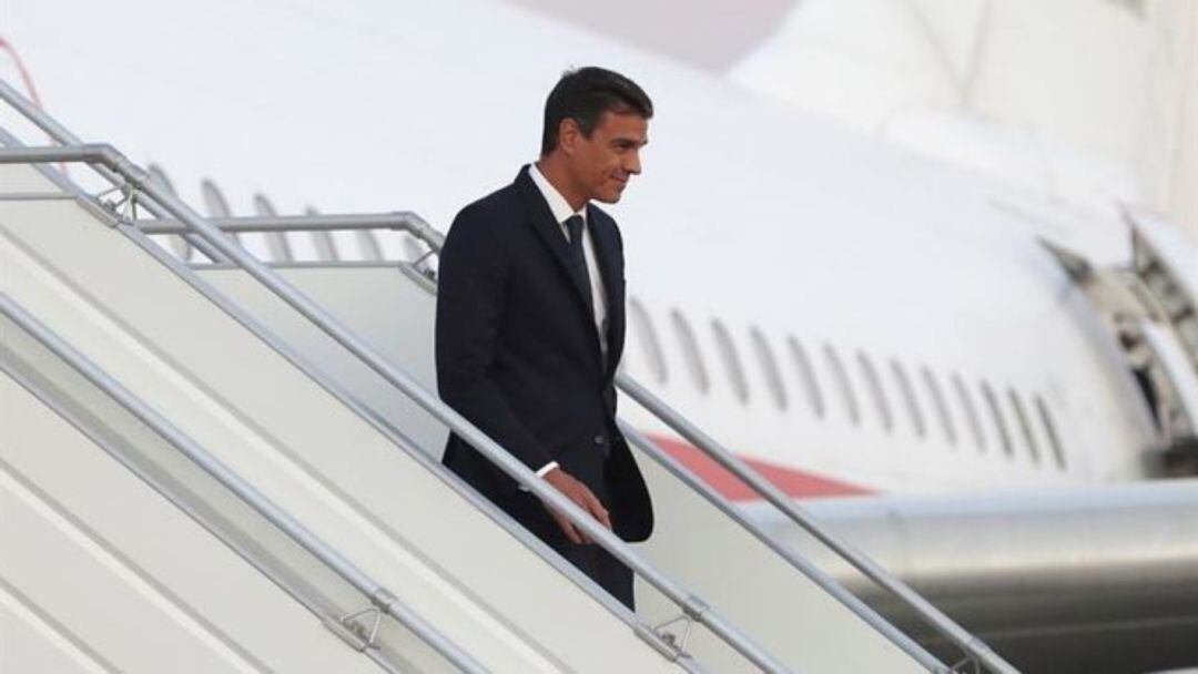 Sánchez descendiendo del avión presidencial.