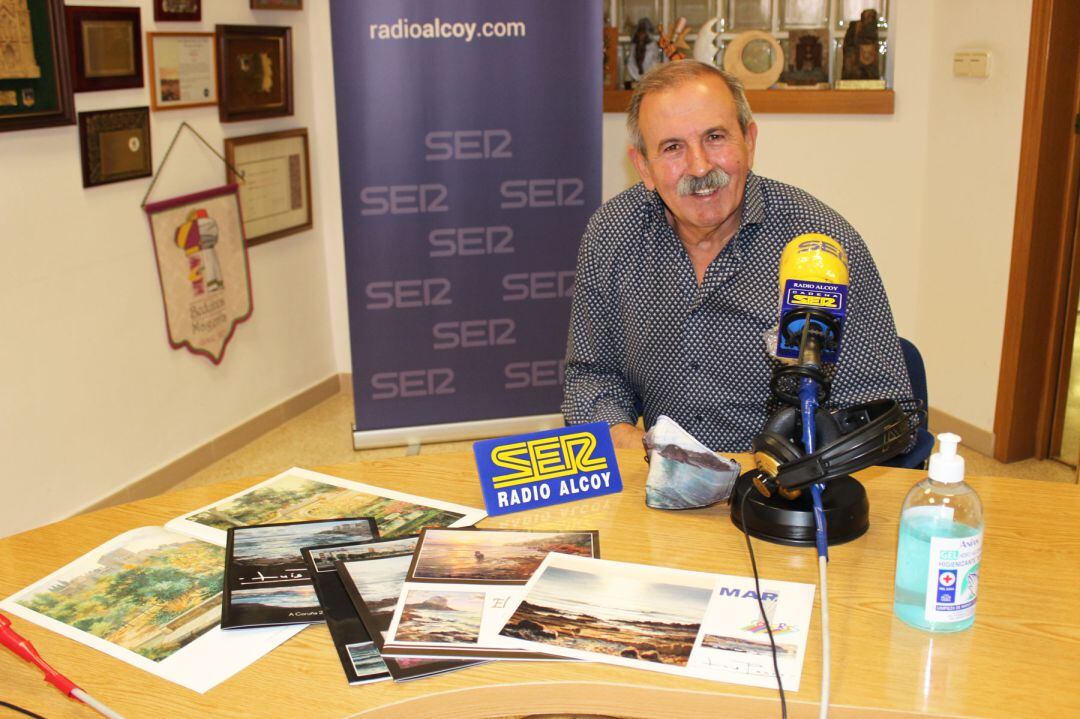 Luis Pardo, en el estudio de Radio Alcoy con catálogos de algunas de sus exposiciones más importantes