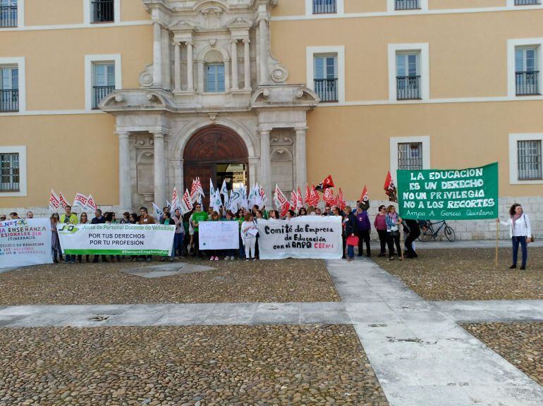 Concentración ante la sede de la Consejería de Educación