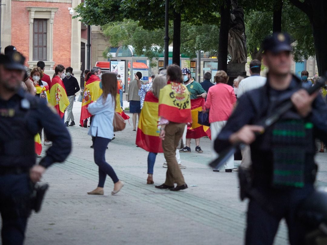 Varias personas protestan con banderas de España durante la manifestación en contra de la gestión del Gobierno de España durante la pandemia de coronavirus COVID19 celebrada en la puerta de la sede del PSOE en Pamplona