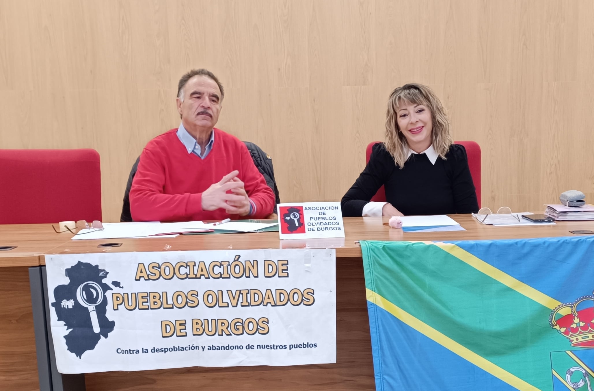 La alcaldesa de Villanueva Matamala, Susana Delgado, junto al presidente de la Asociación de Pueblos Olvidados, Ismael Alonso
