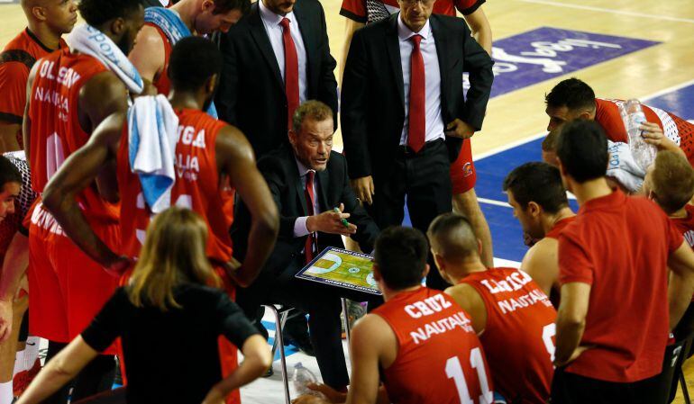 Nestor García da instrucciones a sus jugadores durante un tiempo muerto.