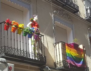 Balcones en los alrededores de la plaza de Pedro Zerolo adornados con banderas y macetas LGTB