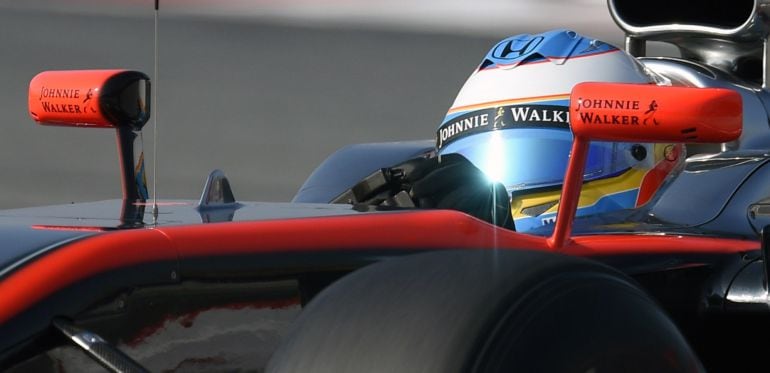 Fernando Alonso, al volante del McLaren-Honda en la segunda jornada de entrenamientos de pretemporada de Montmeló.