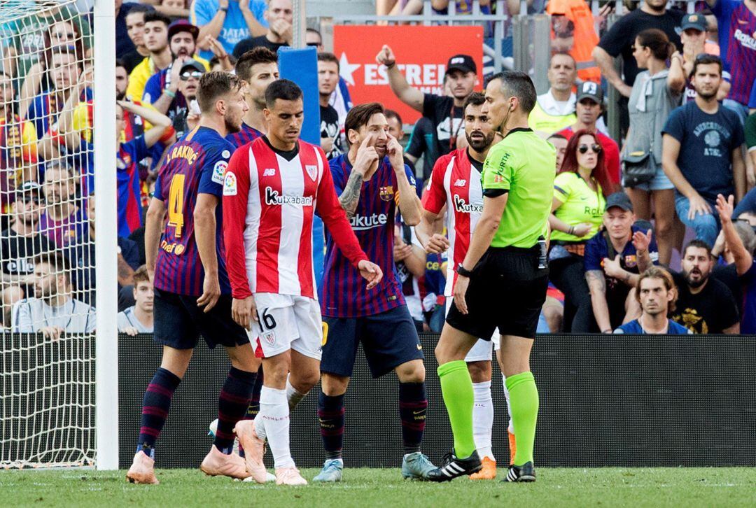 Messi protesta durante una acción del partido