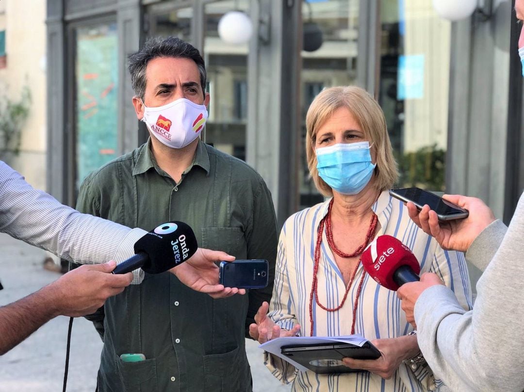 Rueda de prensa de la diputada nacional del PP, María José García-Pelayo, y del portavoz del PP de Jerez, Antonio Saldaña