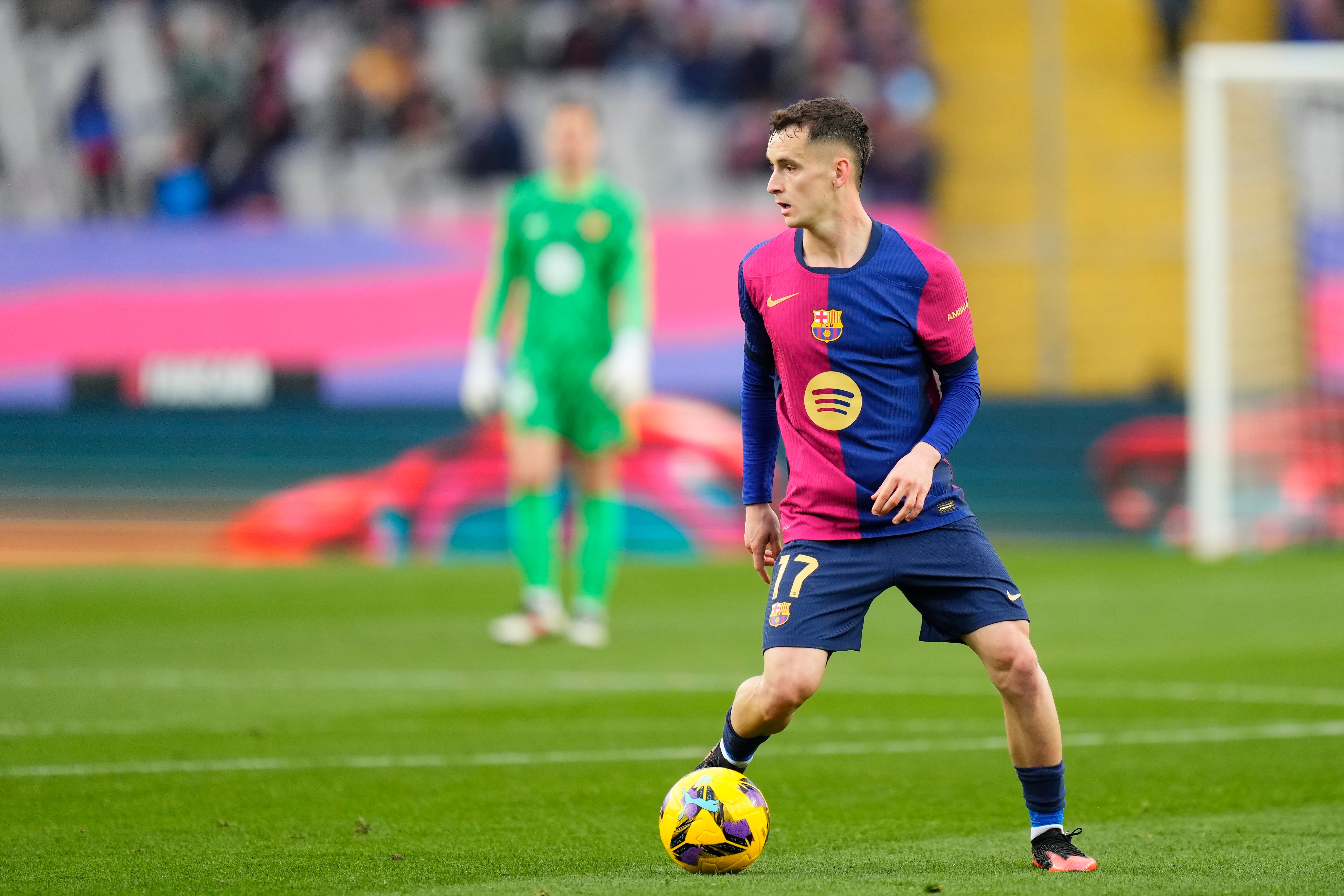 Marc Casadó conduce la pelota en un partido con el FC Barcelona