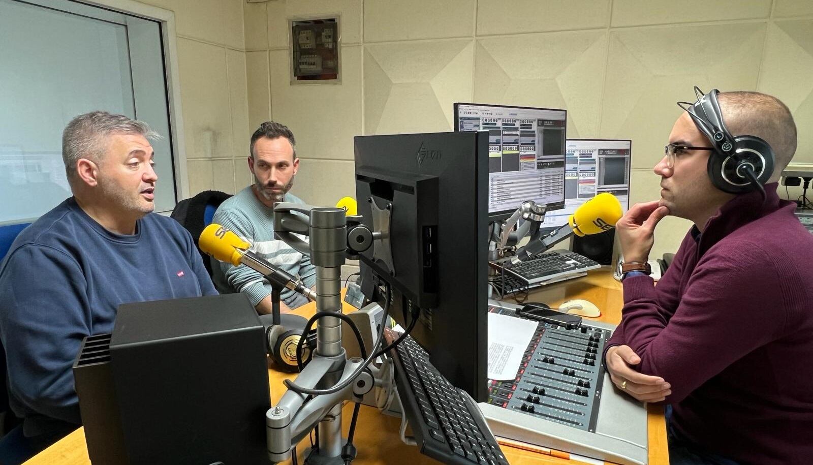 José Ángel Peláez y Álex Terán, junto a Óscar García Mayo en Radio Santander.