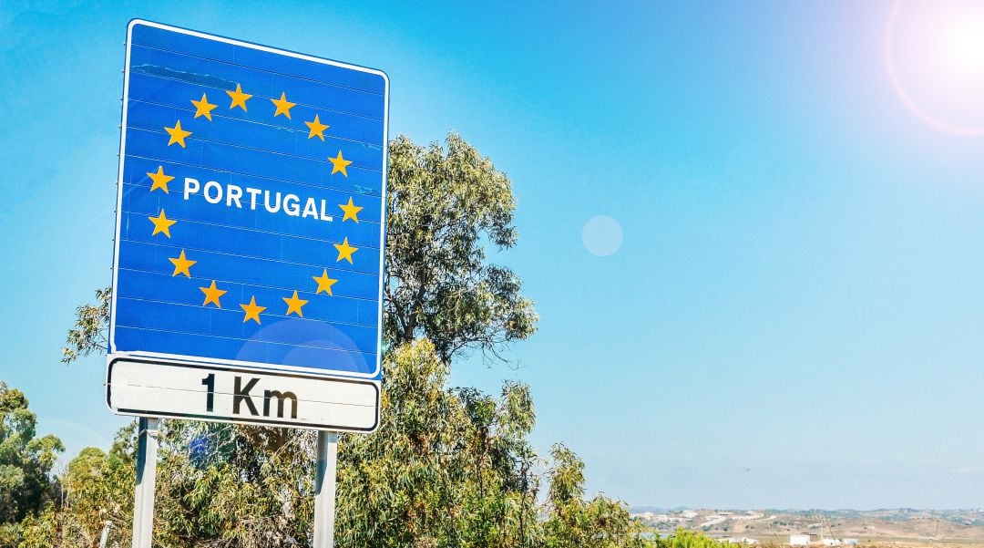 Cartel en la carretera de entrada a Portugal.