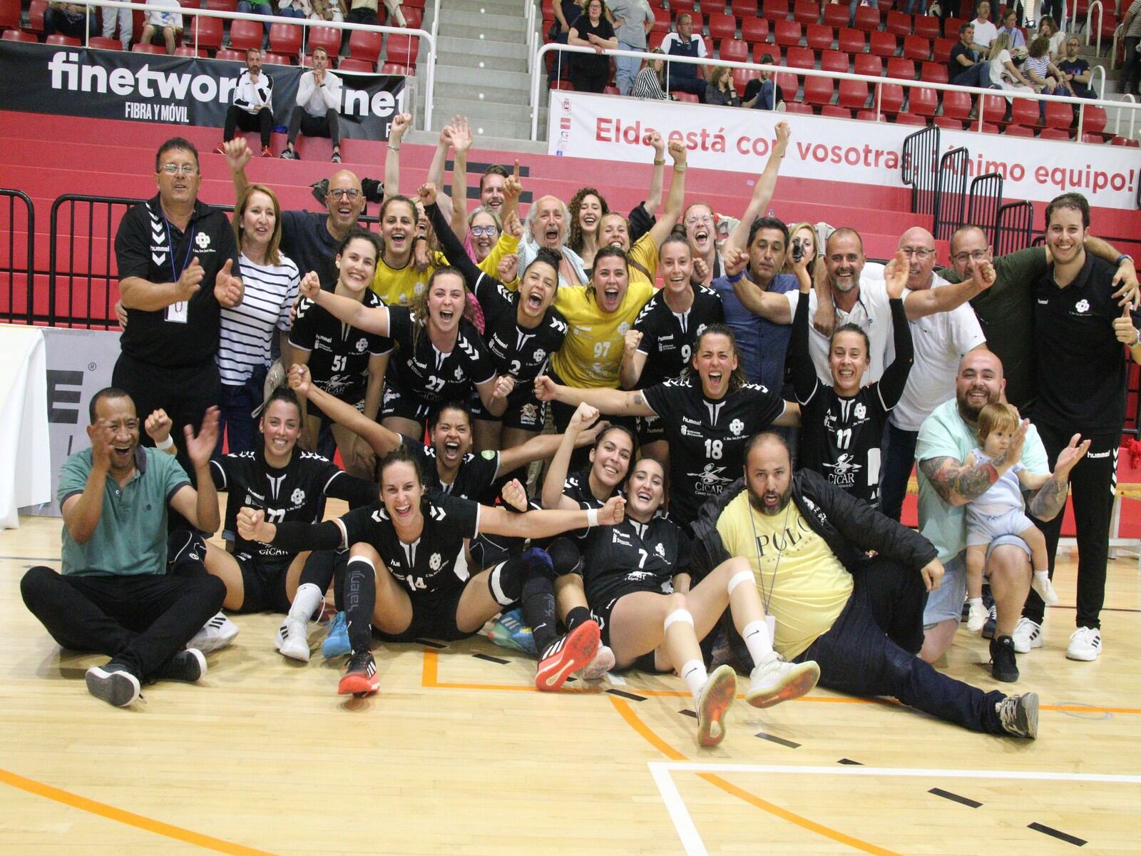 Jugadoras, técnicos y directivos del conjunto lanzaroteño celebrando el pase a la fase final.