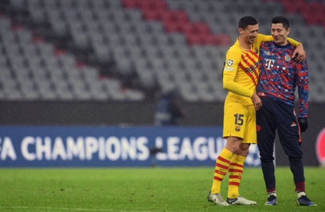 Lewandowski junto a Clement Lenglet