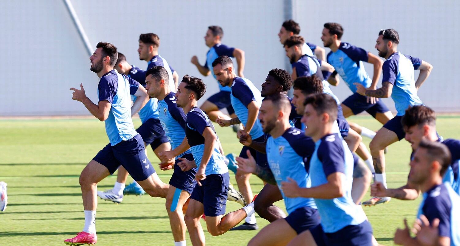 Los jugadores del Málaga realizan carrera continua en la Ciudad Deportiva