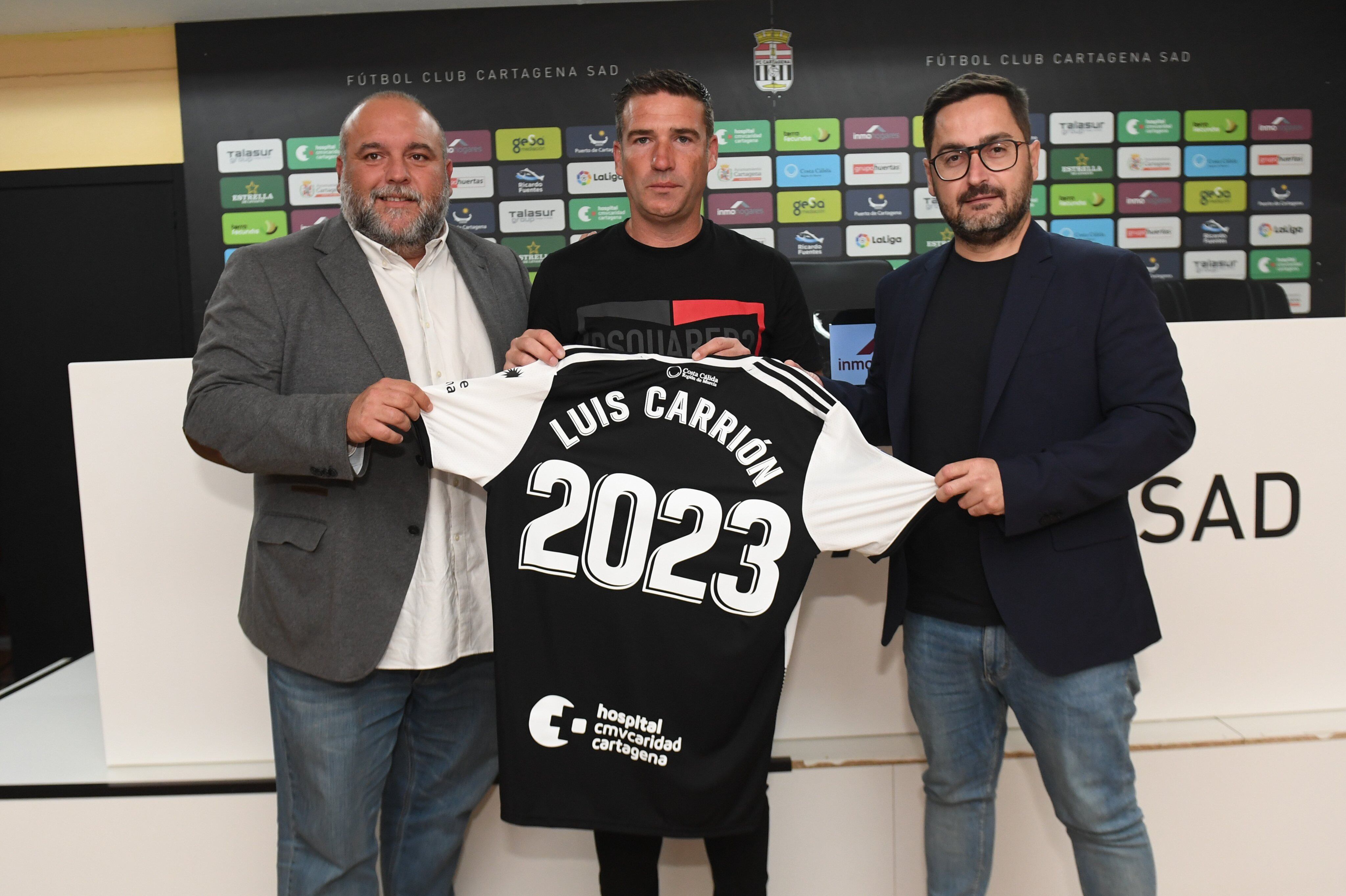 Luis Carrión posa con una camiseta de su renovación junto a Manolo Sánchez Breis y Paco Belmonte