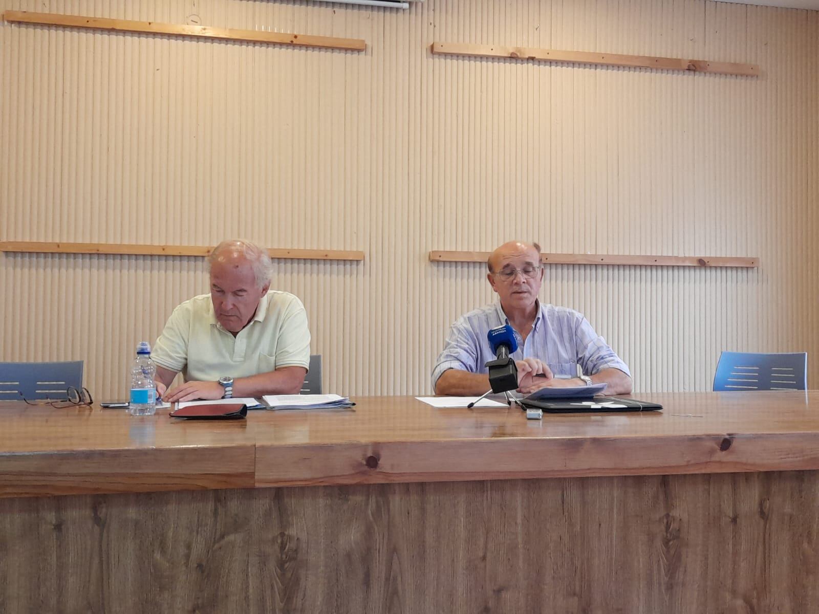 Enrique Ansótegui y Andrés García, portavoces de la Plataforma de afectados de Arroyo de la Nava en la última comparecencia pública