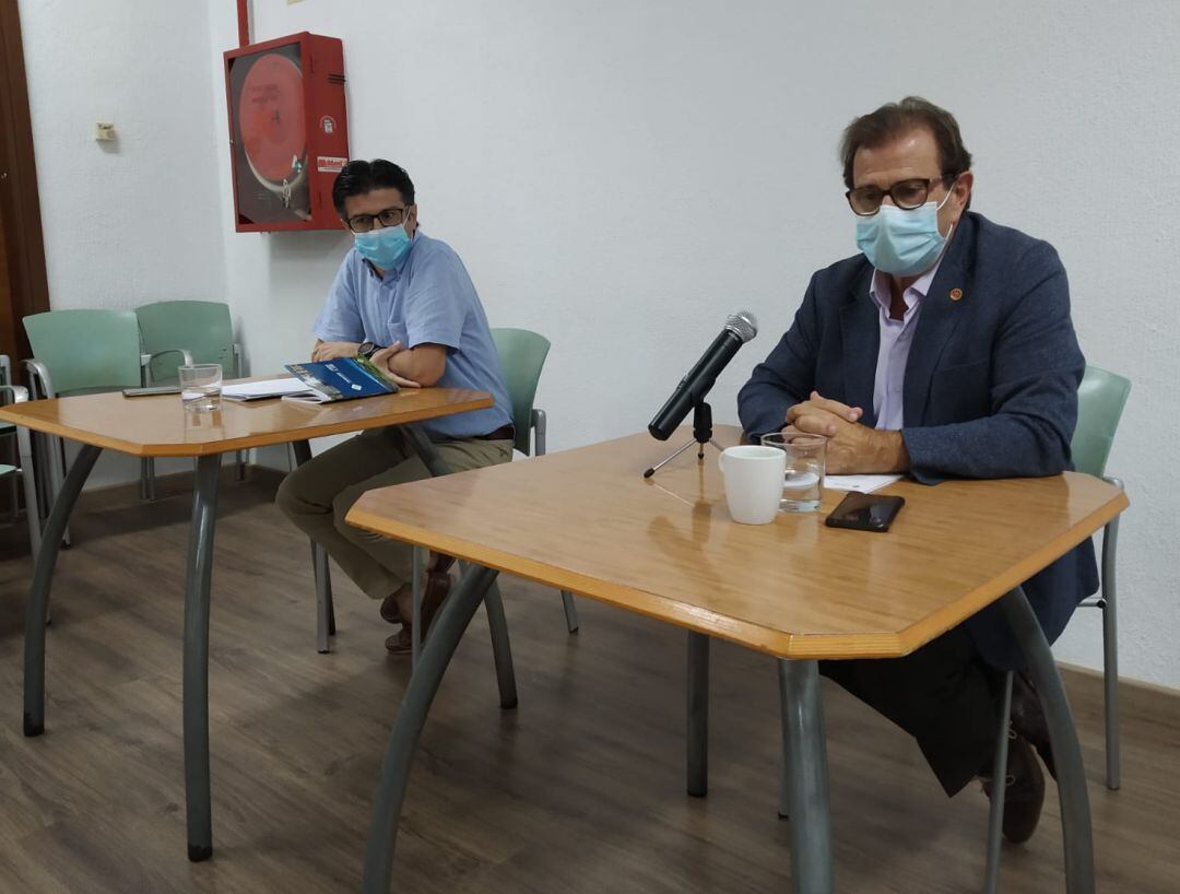 El rector de la universidad, Llorenç Huguet, y el vicerrector de docencia, Juan Frau, en rueda de prensa