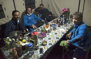 Reunión después de la cena en el Campo Base