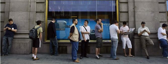 Varias personas esperan que la operadora abra sus puertas en la Gran Vía