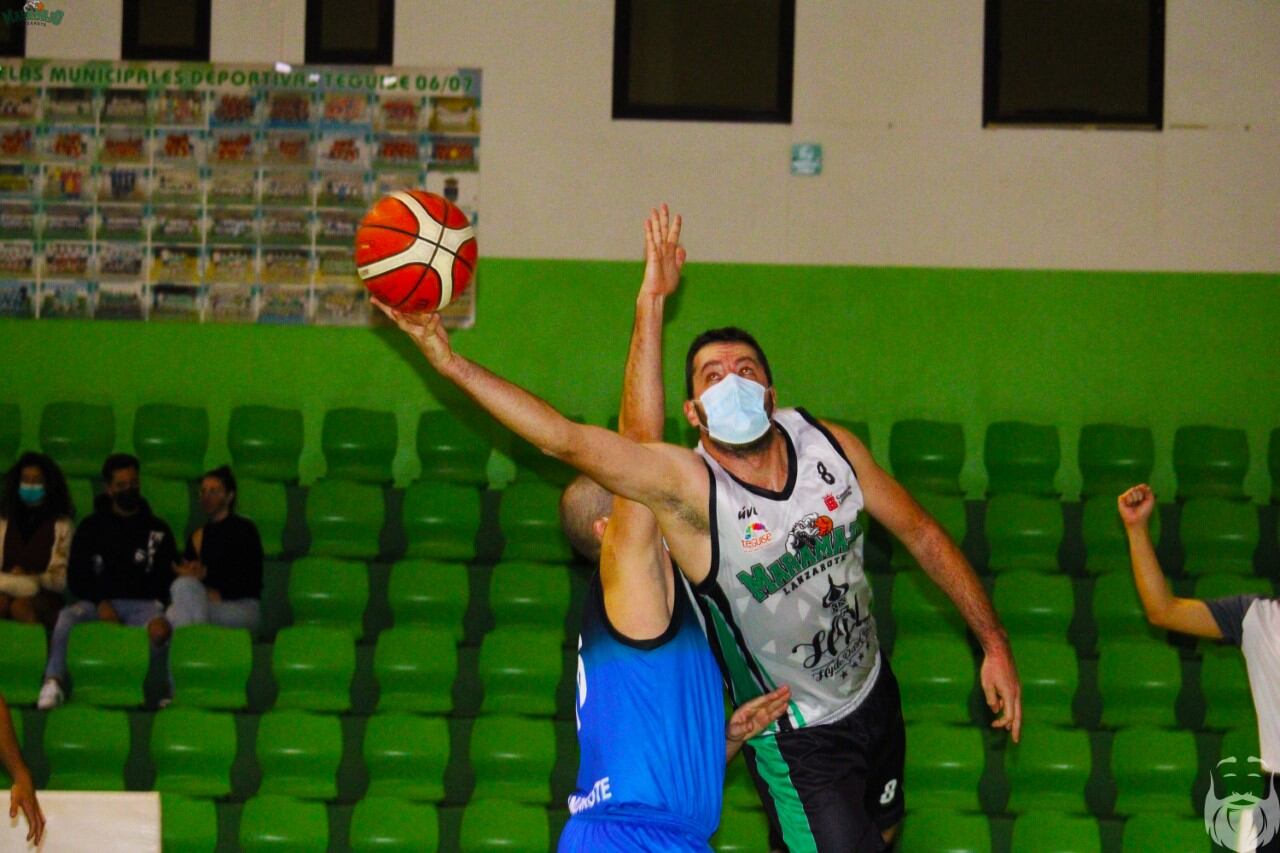 Uno de los tiros a canasta del Maramajo.