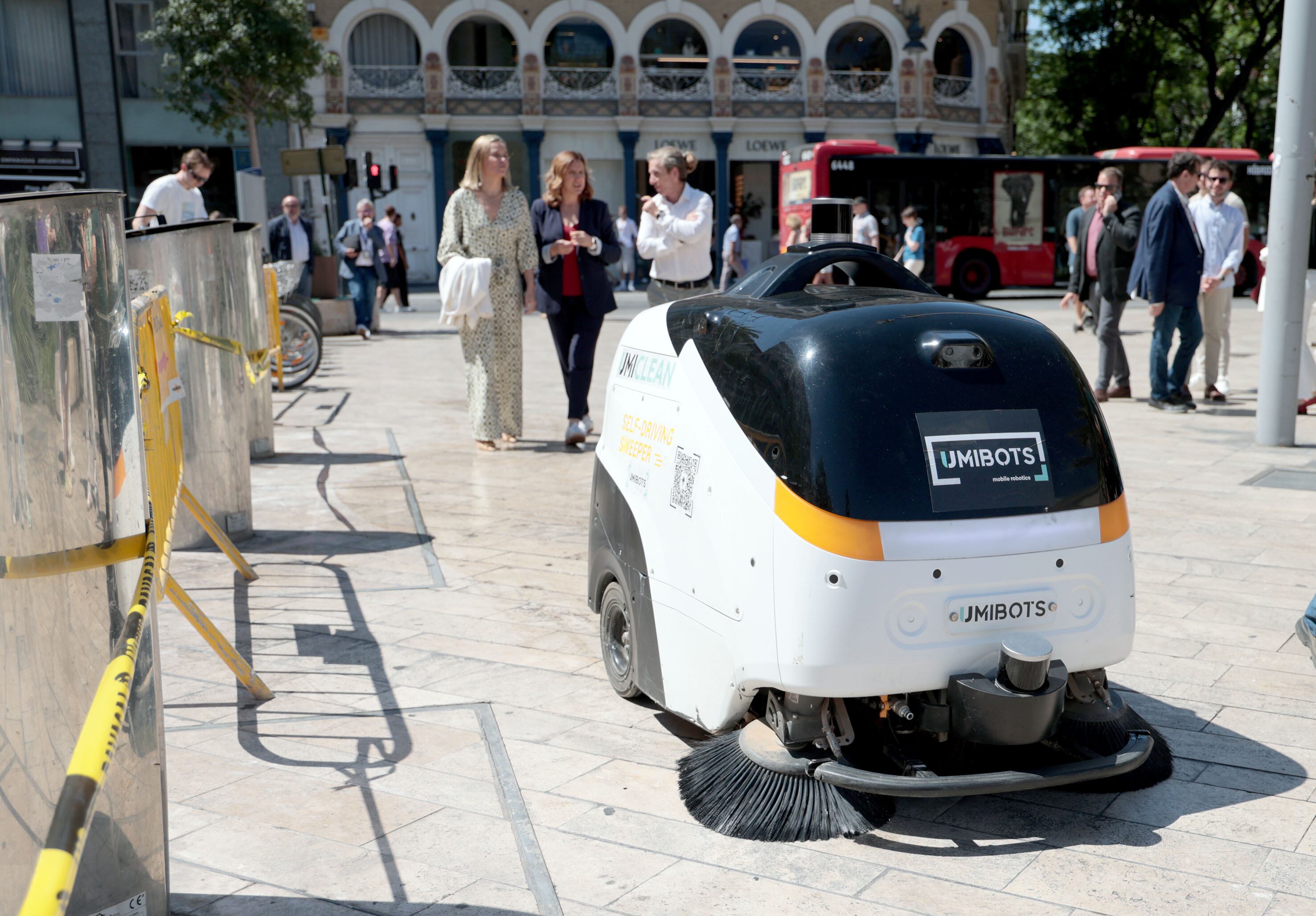 L&#039;alcaldessa de València, María José Catalá, assistix a la prova del nou projecte pilot d’un vehicle autònom de neteja viària