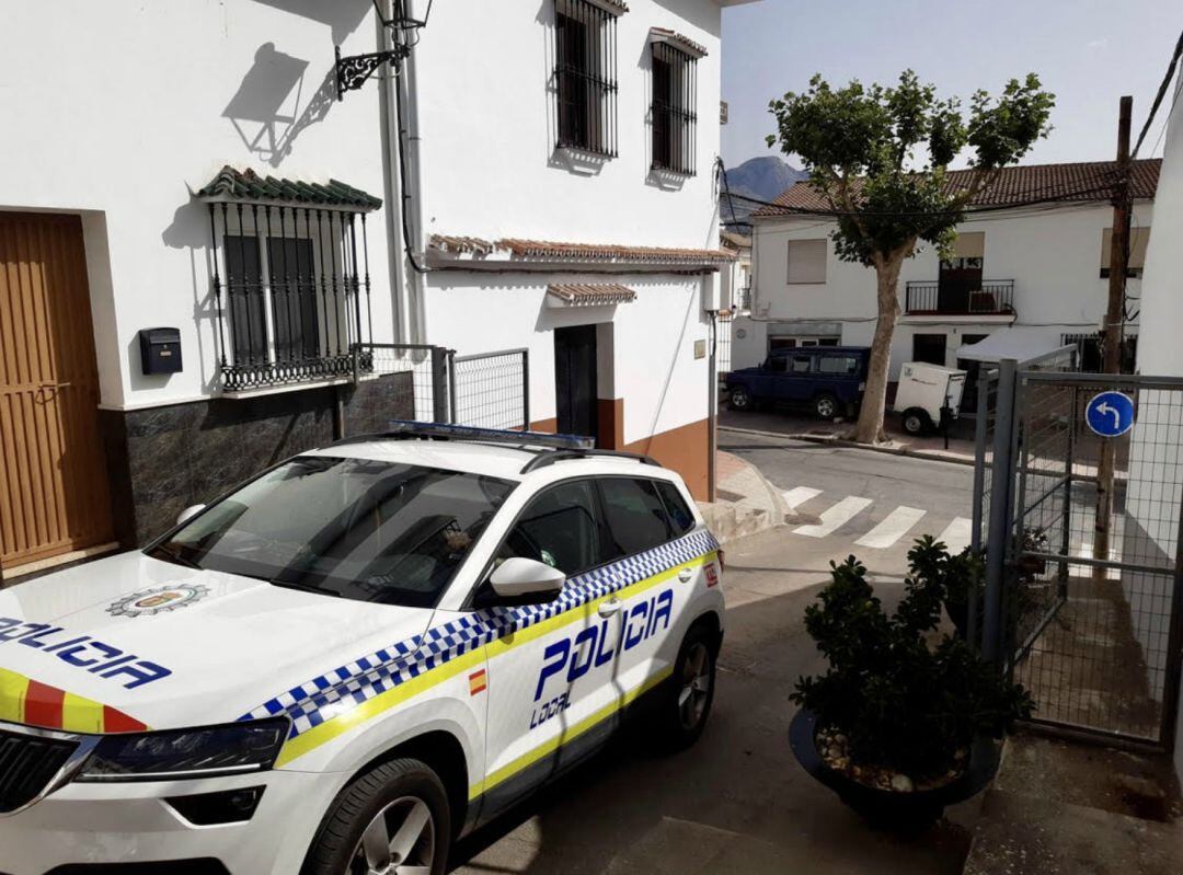 La policia local controla los accesos a la vivienda donde se han detectado los contagios