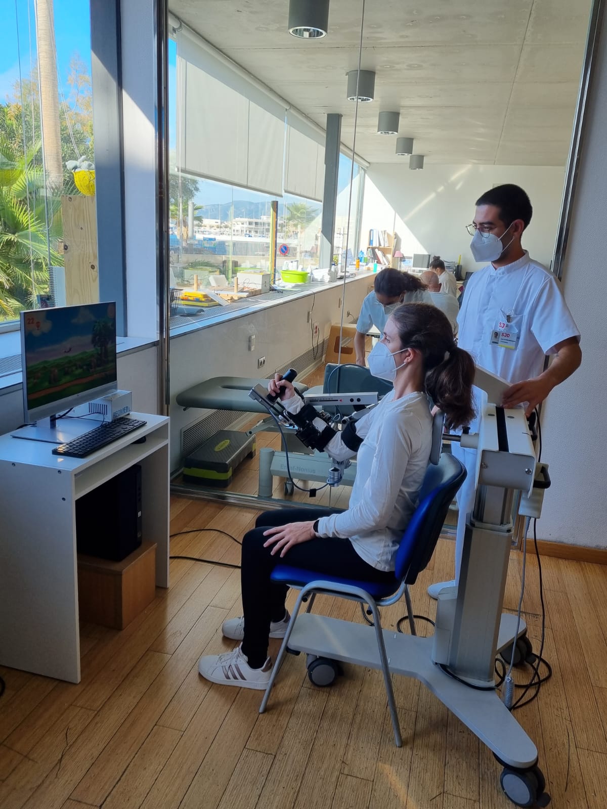 Sara Díaz, primera paciente en usar el &quot;Armeo Spring&quot;, Sant Joan de Déu