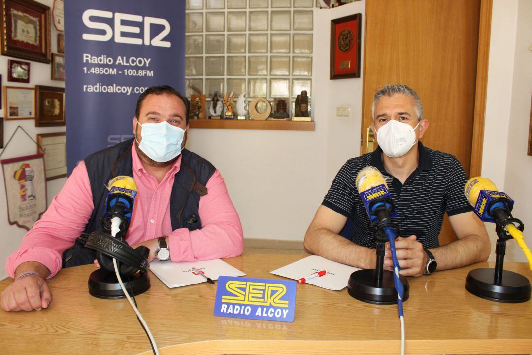 Jorge Pastor, director del centro, y Javi Cerrada, jefe de estudios de FP, en el estudio central de Radio Alcoy