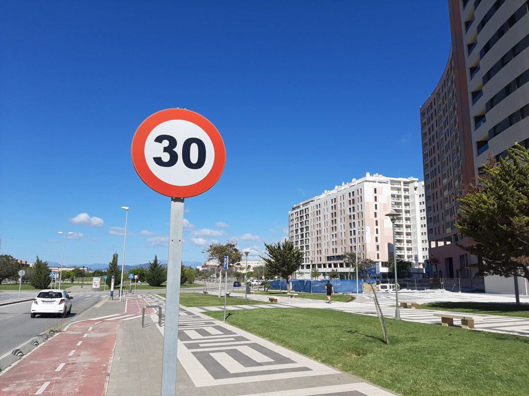 Señal que indica que el límiete de velocidad es de 30 kilómetros por hora, en una calle de Málaga