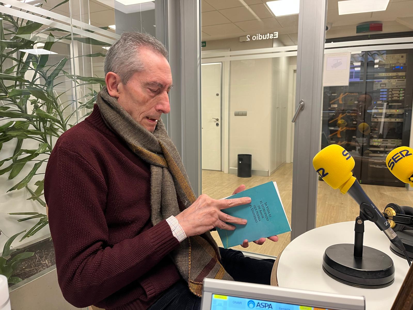 Manuel Arandilla en los estudios de la Cadena SER de Aranda con uno de sus últimos poemarios