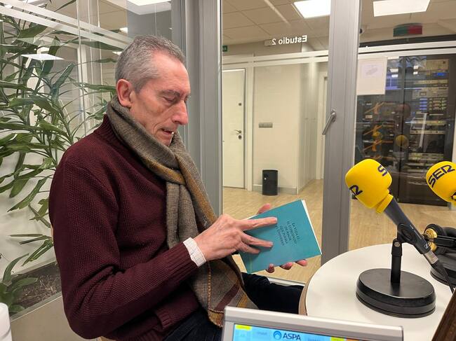 Manuel Arandilla en los estudios de la Cadena SER de Aranda con uno de sus últimos poemarios