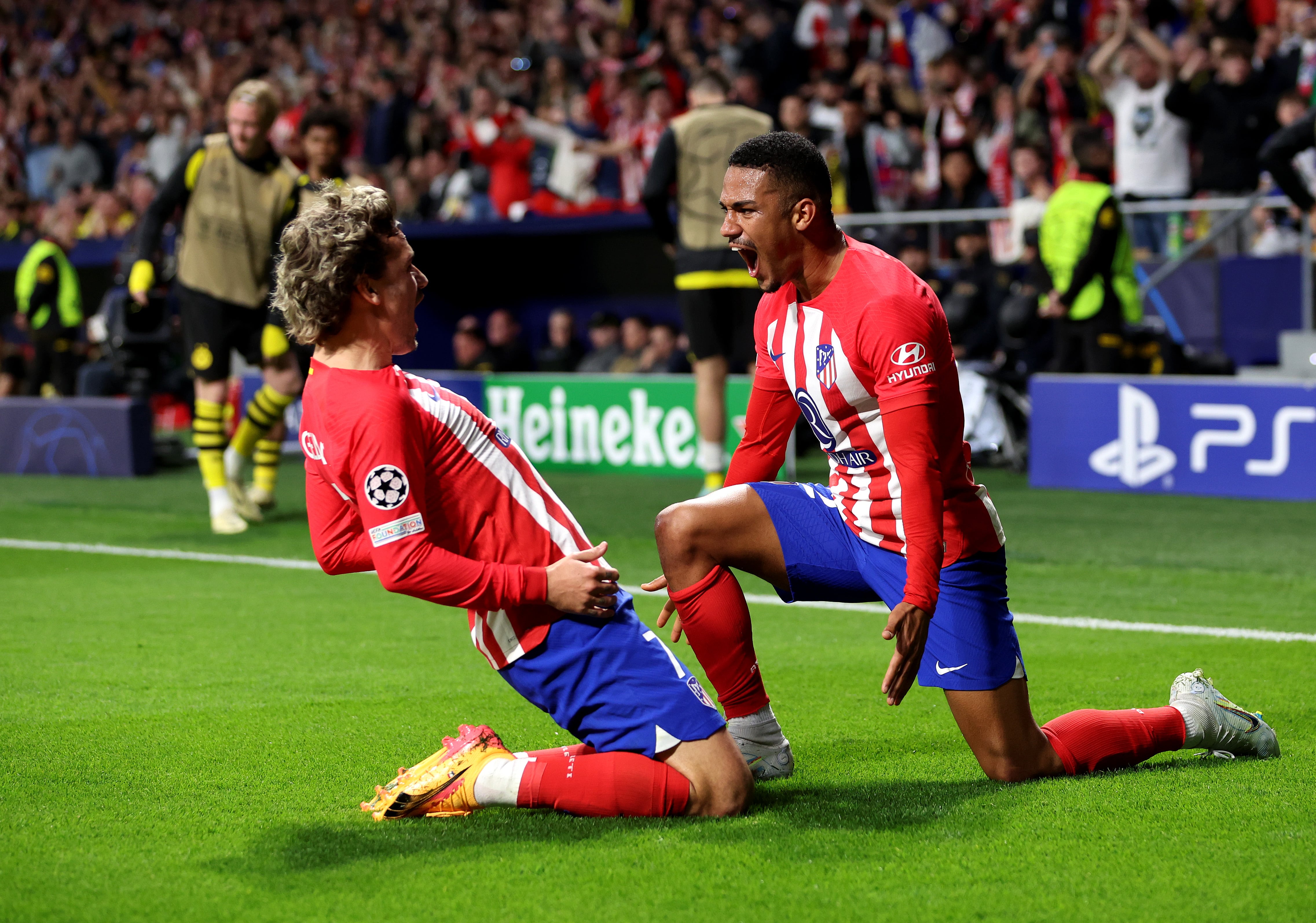 Samu Lino y Antoine Griezmann celebran el gol del brasileño ante el Borussia Dortmund