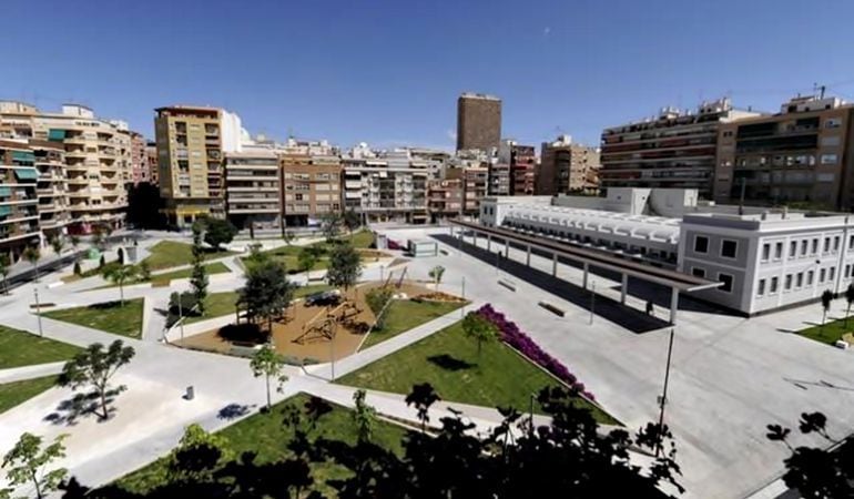 Vista general de la Plaza Séneca con el edificio de la antigua estación de autobuses a la derecha.