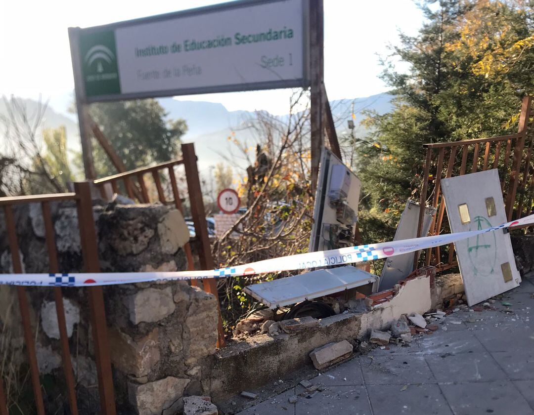 Así ha quedado la puerta del IES Fuente de la Peña de la capital tras el choque del vehículo contra el muro de entrada