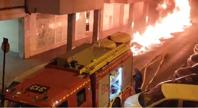 El incendio de contenedores ha dañado cinco vehículos y dos viviendas en el barrio de Santa Rosa de Alcoy esta madrugada