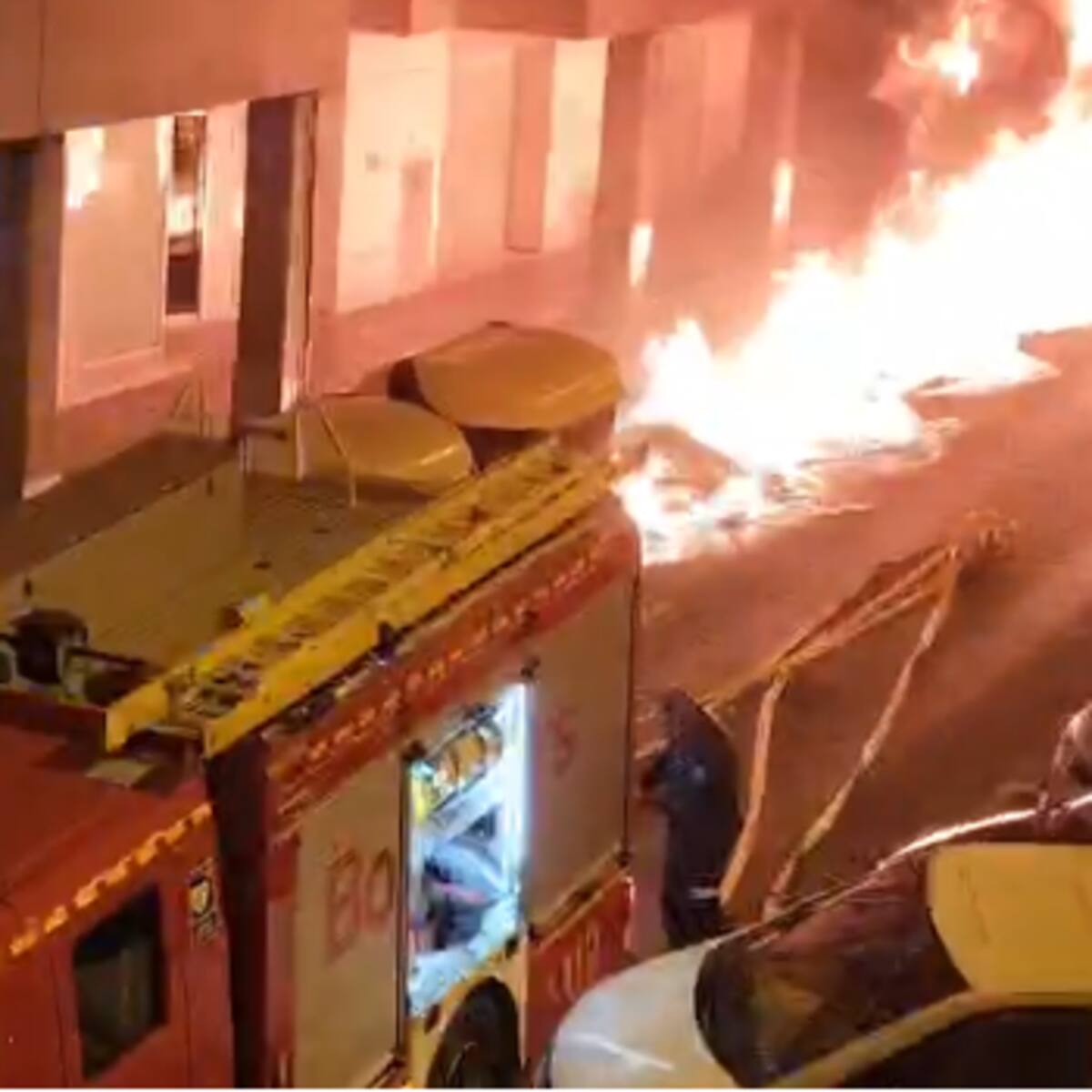 Un incendio de contenedores daña cinco vehículos y dos viviendas en el barrio de Santa Rosa de Alcoy