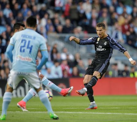 Cristiano arma el disparo para el primer gol al Celta.