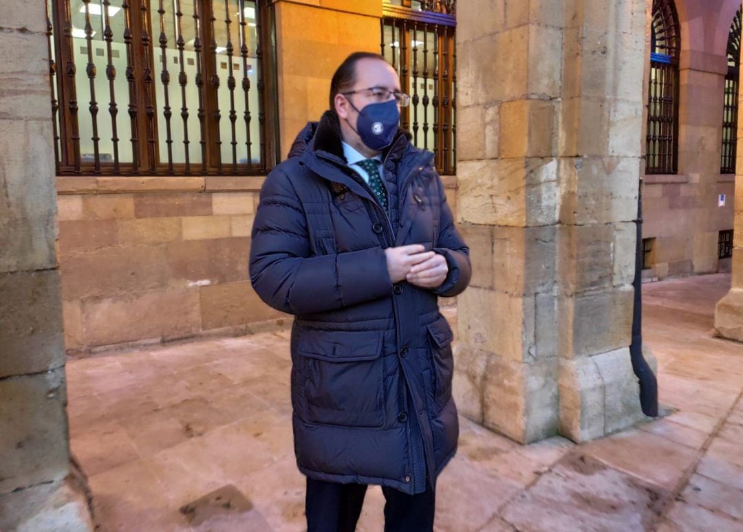 El segundo Teniente de Alcalde y Concejal de Interior de Oviedo, Mario Arias, en la Plaza del Ayuntamiento