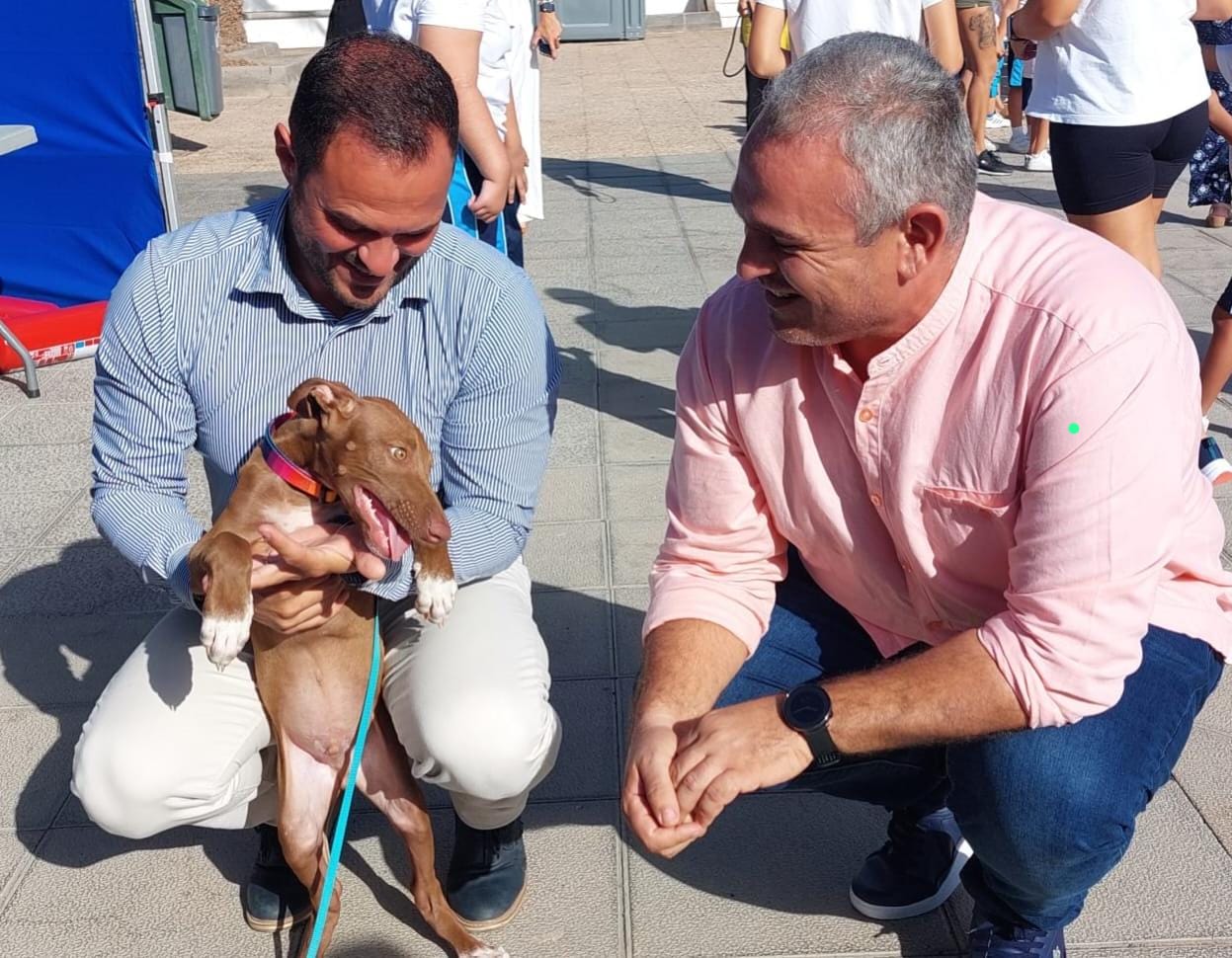 El alcalde de Arrecife, Yonathan de León, junto al concejal de Bienestar Animal, Jacobo Lemes.