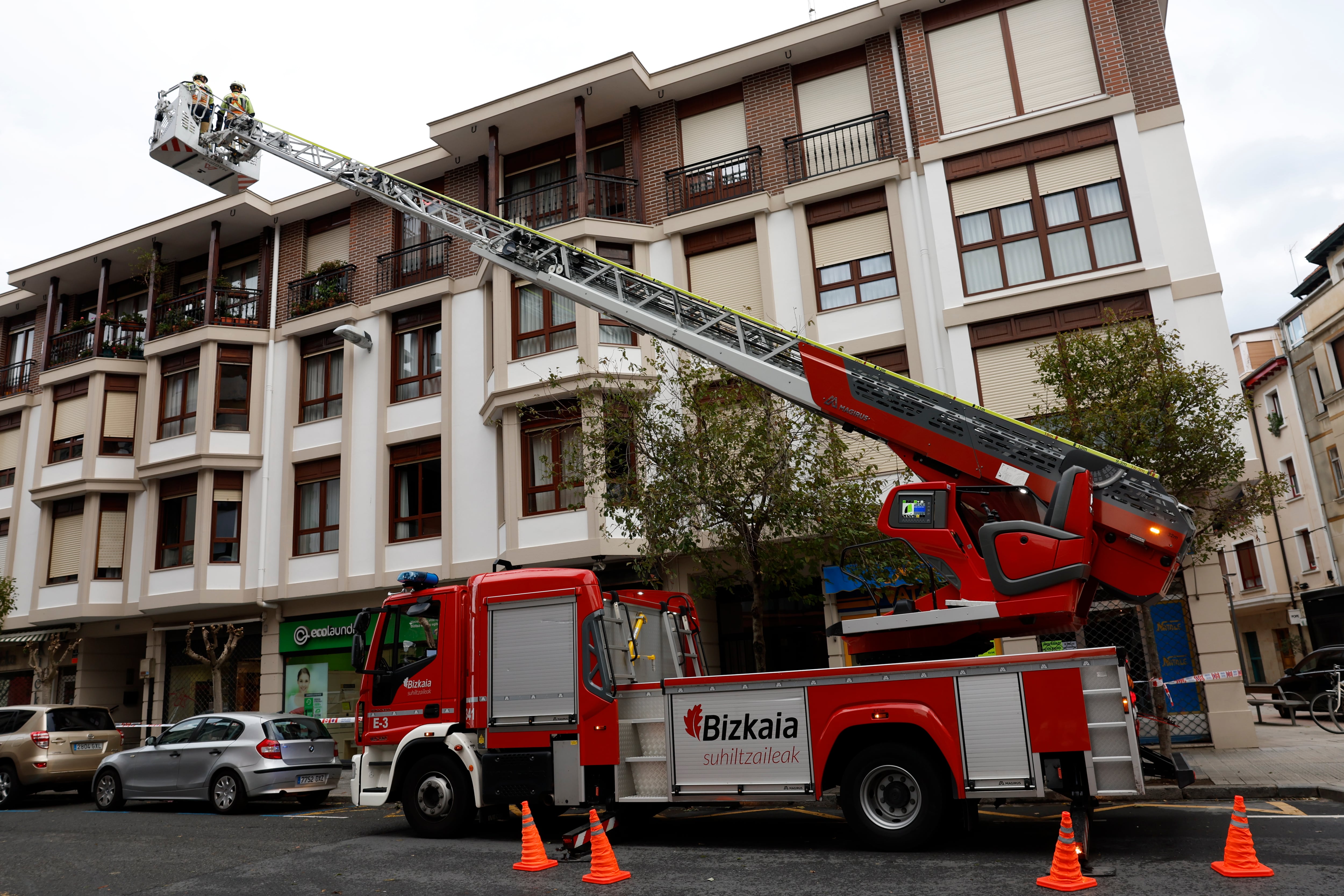 GETXO (BIZKAIA), 02/11/2023.-Una unidad de bomberos de Bizkaia trabaja este jueves en los desprendimientos que el viento ha provocado en un edificio de viviendas en Getxo (Bizkaia) al paso de la borrasca Ciaran, que ha dejado rachas de viento que han superado los 155 kilómetros por hora en zonas expuestas como Matxitxako (Bizkaia) y han provocado más de 150 salidas de bomberos en las capitales por la caída de ramas de árboles y desplazamiento de mobiliario urbano. EFE/Miguel Toña
