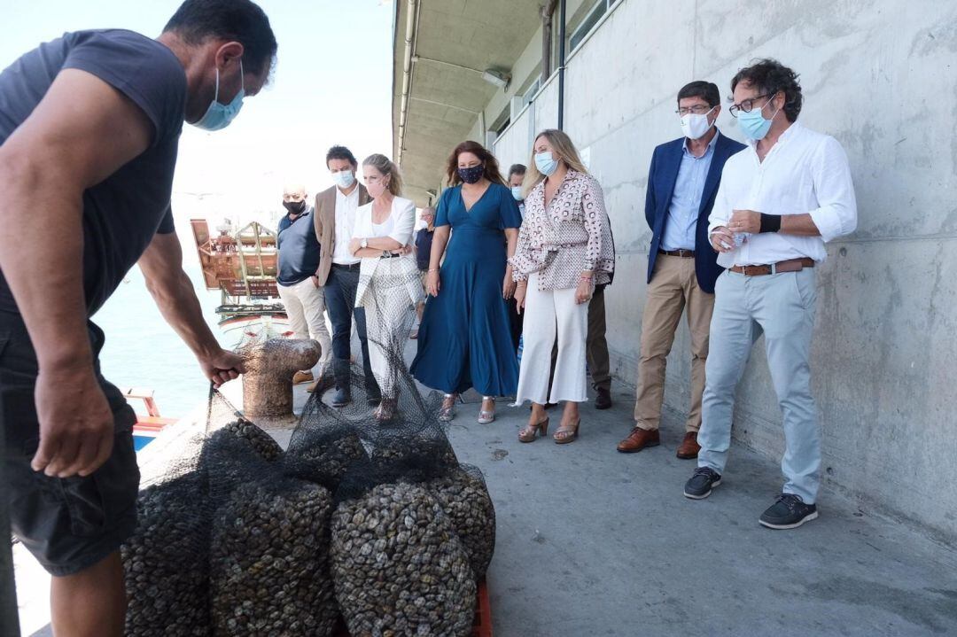 Juan Marín, Carmen Crespo y Marifrán Carazo durante su visita al puerto de Bonanza de Sanlúcar de Barrameda