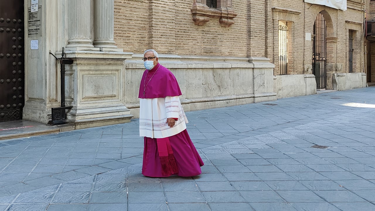 Foto de archivo del arzobispo de Granada, monseñor Javier Martínez, en la puerta de la basílica de la Virgen de las Angustias