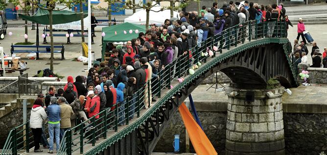 Simpatizantes de la izquierda abertzale, durante la ocupación de un puente peatonal en Ondarroa (Bizkaia) para evitar la detención de Urtza Alkorta, condenada por colaborar con ETA