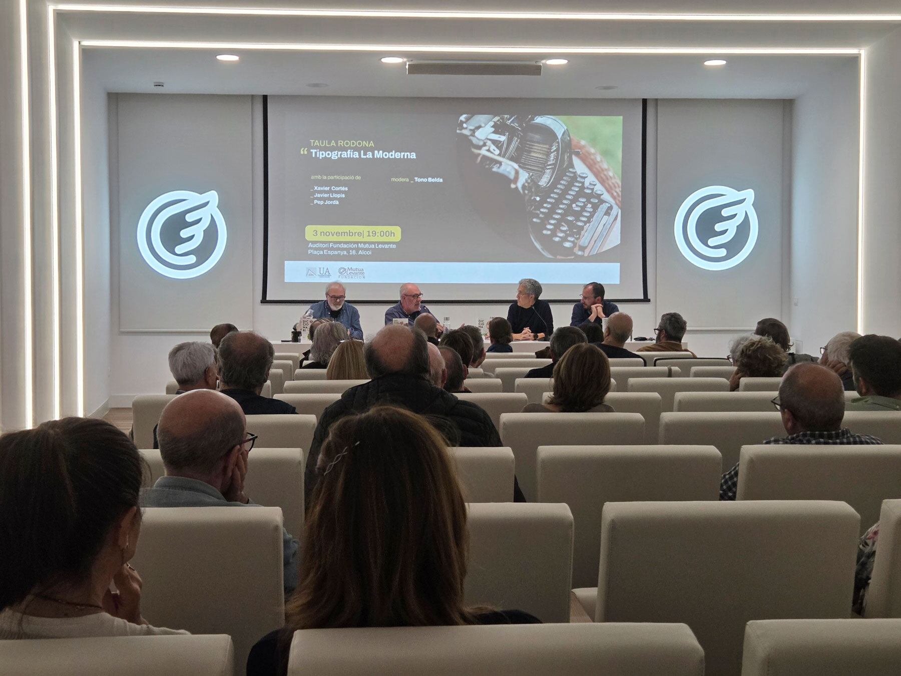La taula redona ha tingut lloc a la seu habitual del saló d&#039;actes de la Fundació Mutua Levante