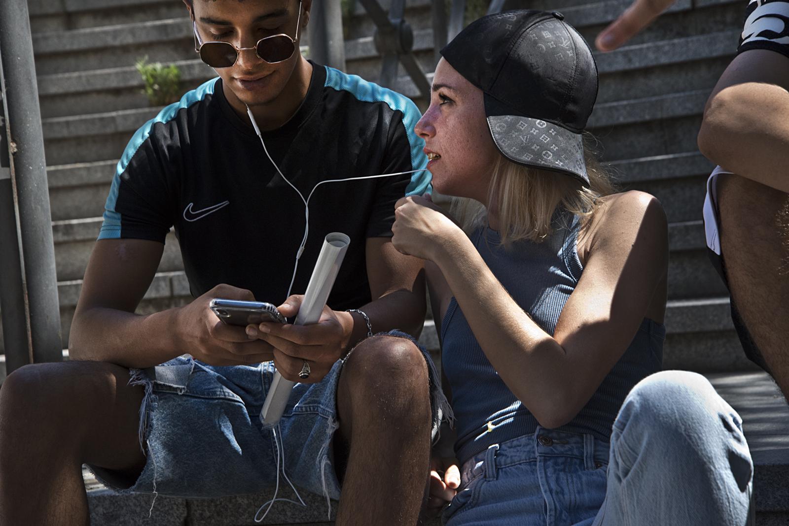 Dos jóvenes extutelados escuchan música.