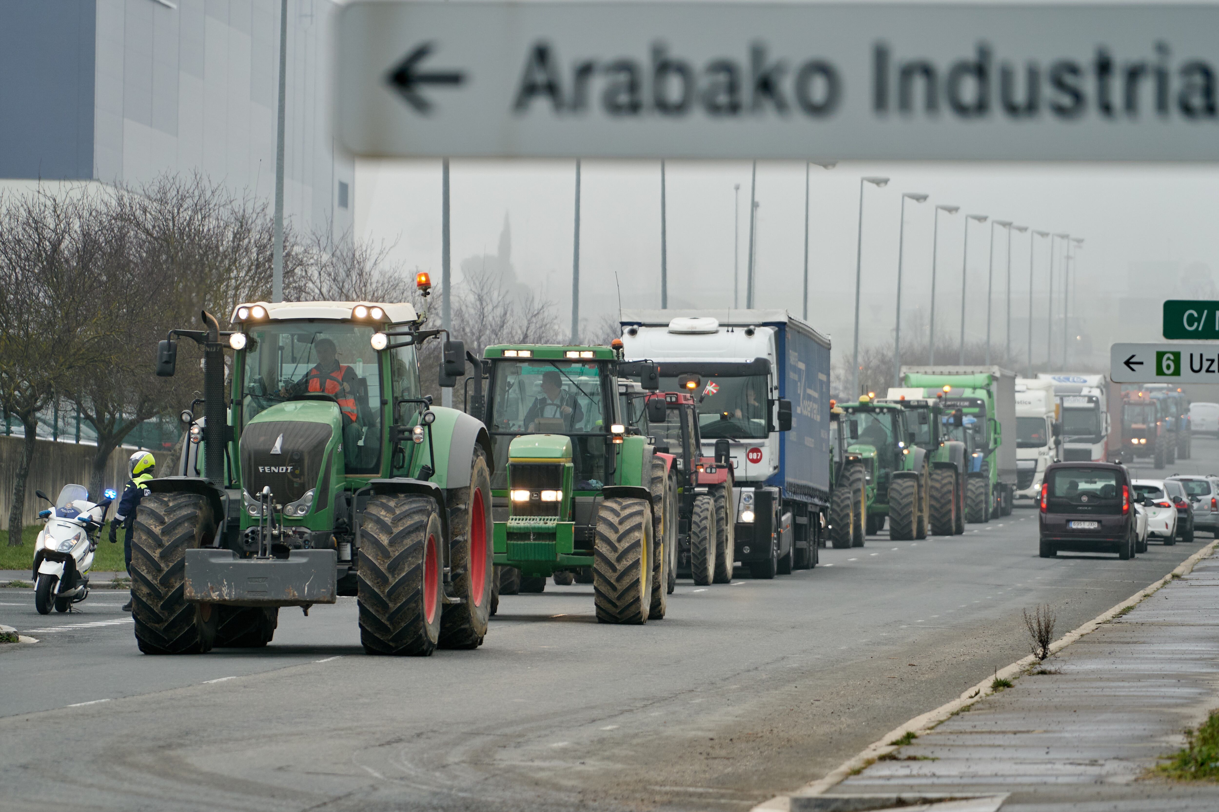 Vitoria, 6 feb (EFE).- Varias decenas de tractores de agricultores alaveses se han concentrado este martes frente a las plataformas logísticas de empresas distribuidoras ubicadas en el polígono de Júndiz, en Vitoria. EFE/ L. Rico
