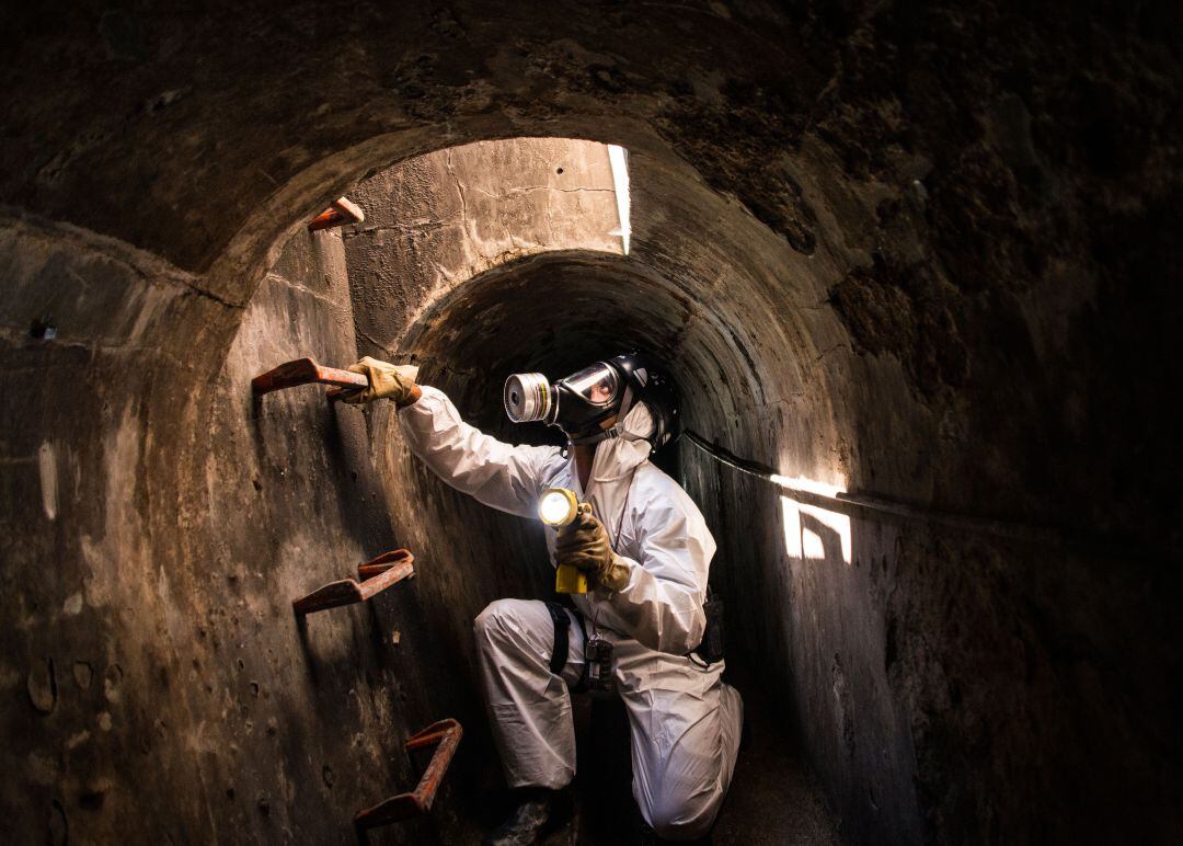 Un técnico explorando el alcantarillado en una imagen de archivo