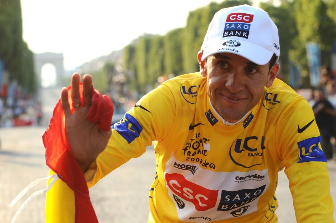 Carlos Sastre, tras ganar el Tour de Francia en los Campos Elíseos. 