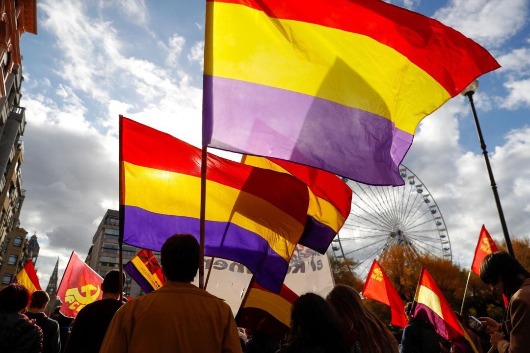 Vista de la manifestación que ha discurrido hoy por las calles de San Sebastián convocada por grupos en favor de la República bajo el lema: &quot;Por una República social y plurinacional&quot;. 